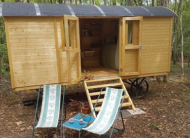 Roulotte dans un camping français boisé - 1