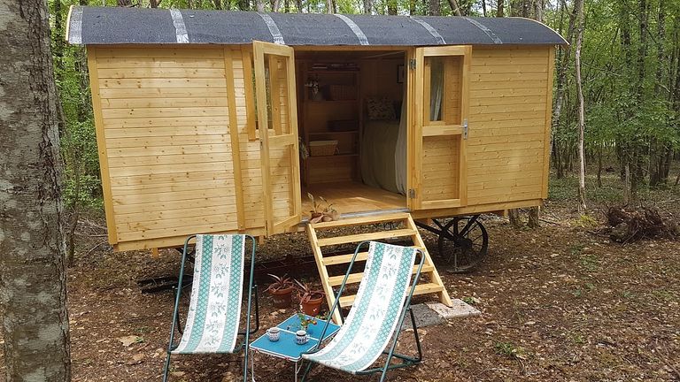 Roulotte dans un camping français boisé - 1