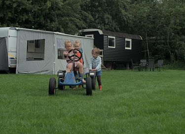 Cricus wagon on small campsite in Drenthe - 11
