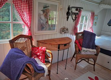 Spend the night in a colorful circus wagon - 3