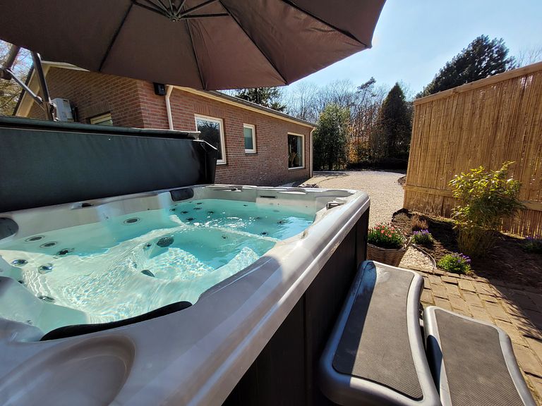 Schönes Waldhaus mit luxuriösem privatem Wellness - 1
