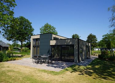Modern vakantiehuis met eigen steiger