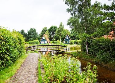 Knus huisje aan een visvijver in het groen - 2