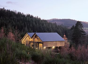 Luxuriöses Baumhaus mit privatem Whirlpool in den Ardennen
