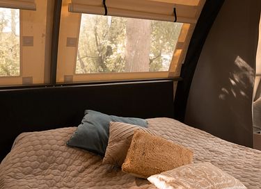 Luxuriöse Glampingzelt mit Badefass am Wasser - 9