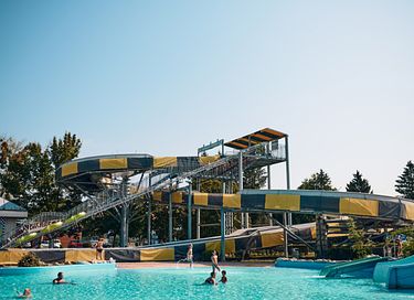 Tente safari sur un camping avec de nombreuses piscines - 17