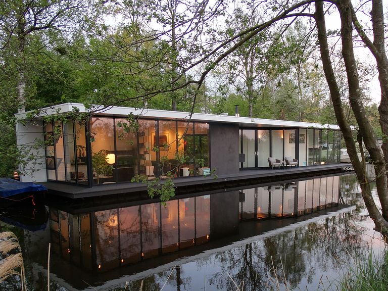 Belle péniche au design contemporain - 1
