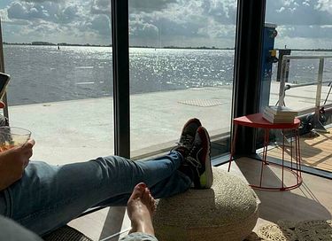 Moderne houseboot aan het Sneekermeer - 5
