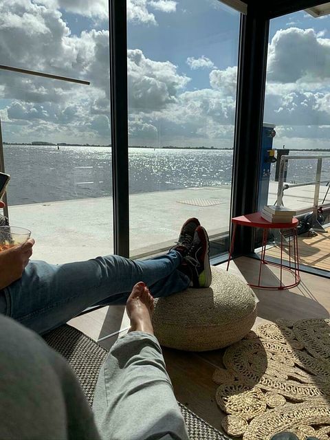 Moderne houseboot aan het Sneekermeer - 5