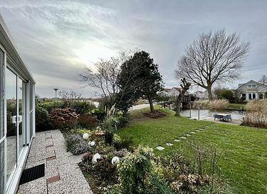 Attractive waterfront holiday home - 24