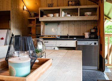 Grote glamping tent op gezellige camping - 10