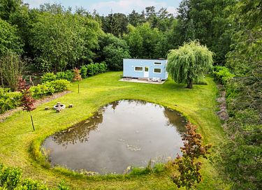 Prachtig tiny house met vijver en vuurplaats