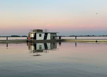 Moderne houseboot aan het Sneekermeer - 2