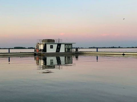 Moderne houseboot aan het Sneekermeer - 2
