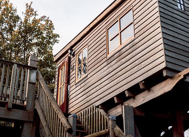 L'arbre a cabane avec un balcon dans un environnement naturel - 19