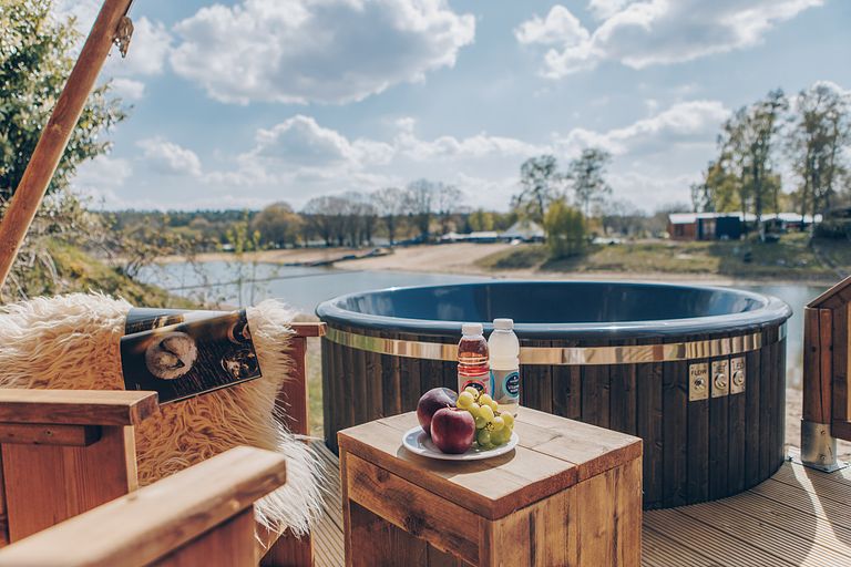 Tente safari de luxe avec bain à remous au bord d'un lac - 1