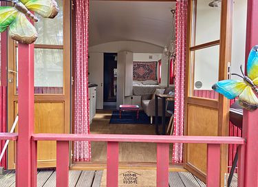 Cute shepherds hut with private hot tub in nature - 8