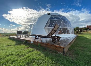 Glamping dome met hottub en uitzicht