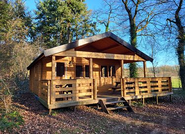 Blokhut midden in het bos op leuke camping