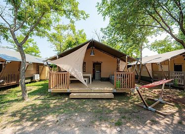 Tente safari sur un camping avec de nombreuses piscines - 1