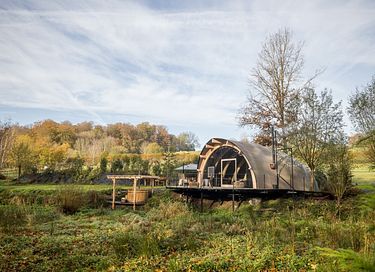 Luxe privé glamping aan het water met hottub