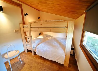 Chalet en bois au milieu de la forêt - 11