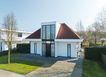 Maison moderne avec ponton au bord de l'eau