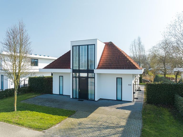 Maison moderne avec ponton au bord de l'eau - 1