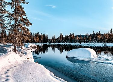 Breathtaking mirror house in Norway - 45