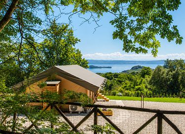 Tente de glamping avec vue sur le lac
