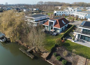 Maison moderne avec ponton au bord de l'eau - 2