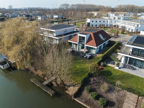 Maison moderne avec ponton au bord de l'eau - 2