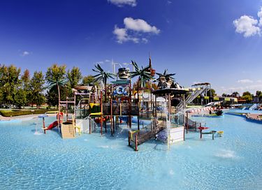 Tente safari sur un camping avec de nombreuses piscines - 18