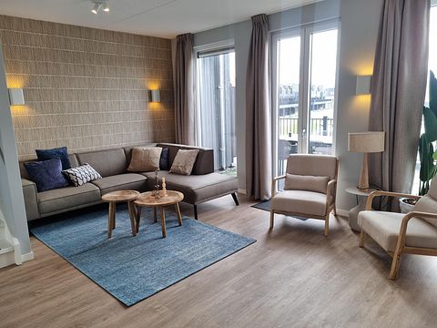 Spacious apartment overlooking the water - 3