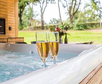 5 Pernottamenti speciali con wellness privata

Hmm, "overnachtingen" → notti.

5 soggiorni speciali con wellness privata

Wacht — regel: overnachting => notte.

5 notti speciali con wellness privata