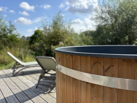 Slapen in een 'hooischuur' met privé wellness - 4