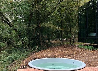 Spiegelkabine mit Whirlpool in der Natur - 3
