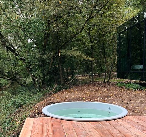 Spiegelkabine mit Whirlpool in der Natur - 3