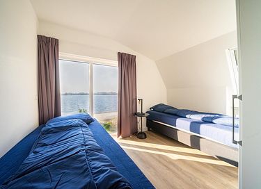 Spacious 12-person villa on the waterfront - 12