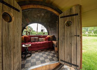 Sleeping in a romantic wine barrel - 4