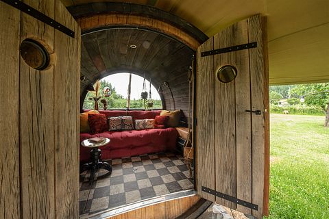 Sleeping in a romantic wine barrel - 4