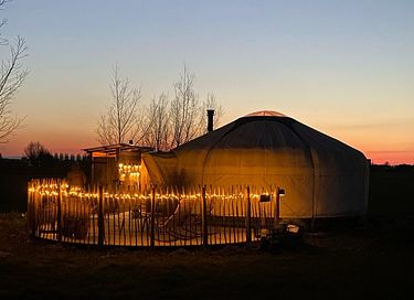 Une yourte équipée d'un poêle à bois et offrant tout le confort d'une suite d'hôtel - 3