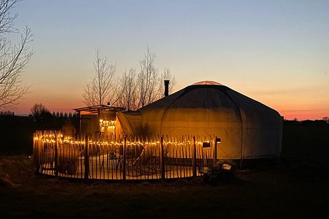 Une yourte équipée d'un poêle à bois et offrant tout le confort d'une suite d'hôtel - 3