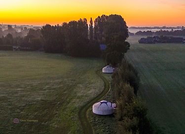 Yurta con estufa de leña y el lujo de una suite de hotel