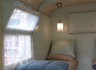 Cozy and romantic circus wagon - 11