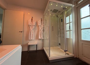 B&B suite with hot tub and sauna - 4