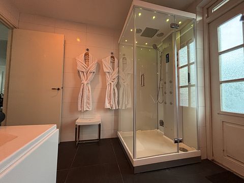B&B suite with hot tub and sauna - 4