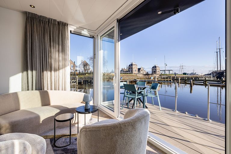 Hausboot im Hafen von Lemmer - 1