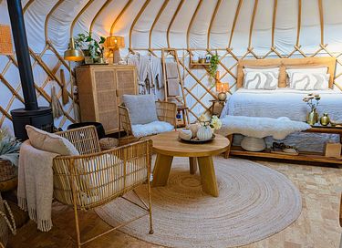 Une yourte équipée d'un poêle à bois et offrant tout le confort d'une suite d'hôtel - 9