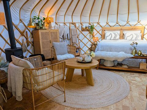 Yurt con stufa a legna e il lusso di una suite d’albergo - 3